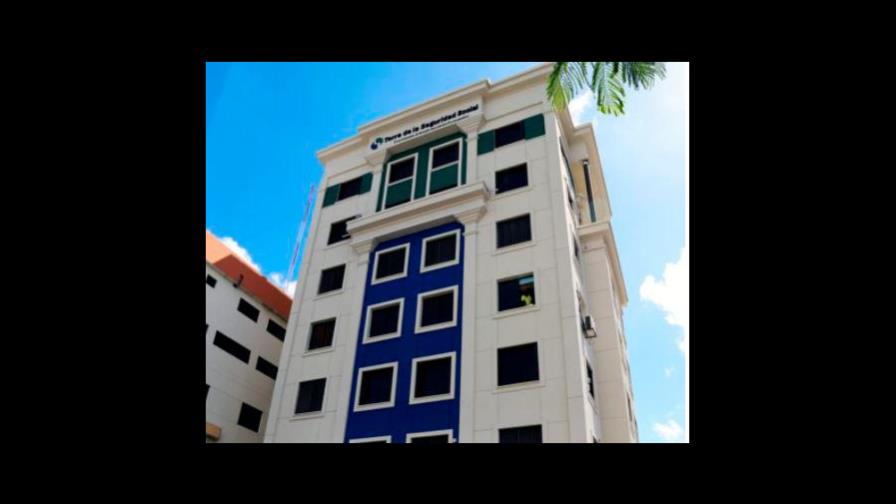 Cruz Roja Dominicana desinfecta contra el COVID-19 el edificio de la Seguridad Social Cruz Roja Dominicana desinfecta contra el COVID-19 el edificio de la Seguridad Social