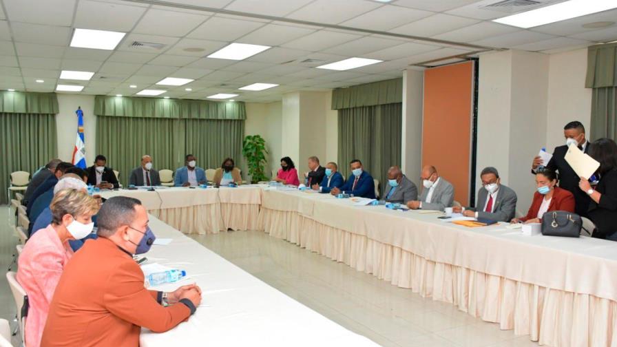 Comisión Bicameral que revisa modificación a Ley 87-01 estudia propuestas de clínicas