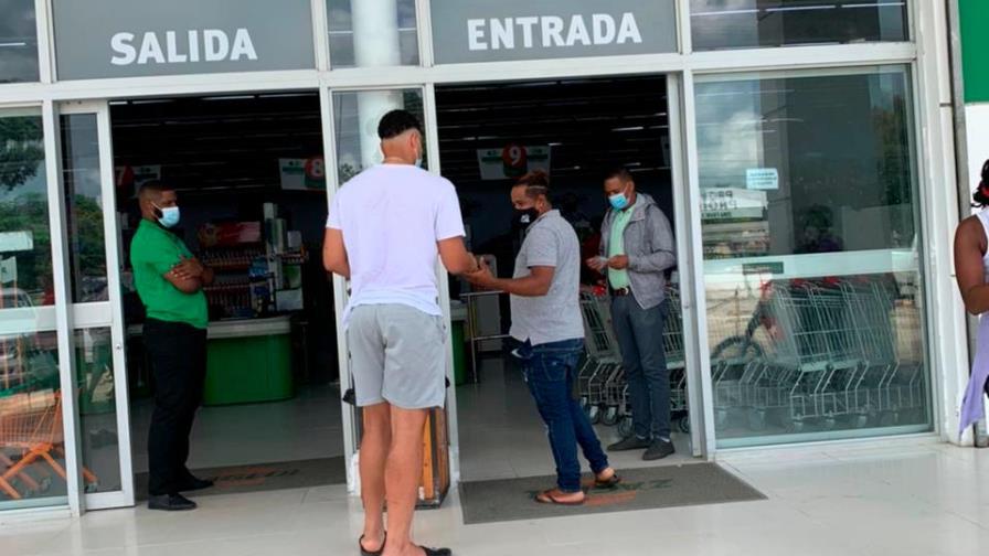 Comercios e instituciones de El Seibo y San Pedro de Macorís exigen tarjeta de vacunación 