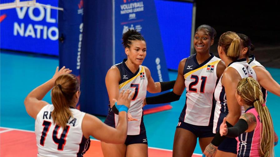 Brasil muestra su poderío ante las Reinas que todavía lucen sin ritmo Brasil muestra su poderío ante las Reinas que todavía lucen sin ritmo