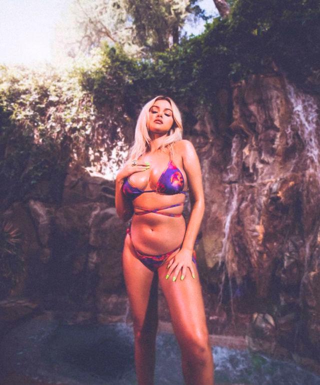 Selena Gómez muestra su cuerpo al natural para promover colección de bañadores