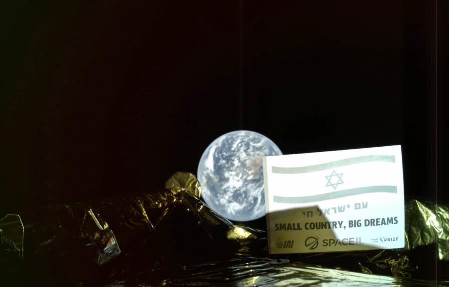 Nave espacial toma una selfie con la Tierra de fondo