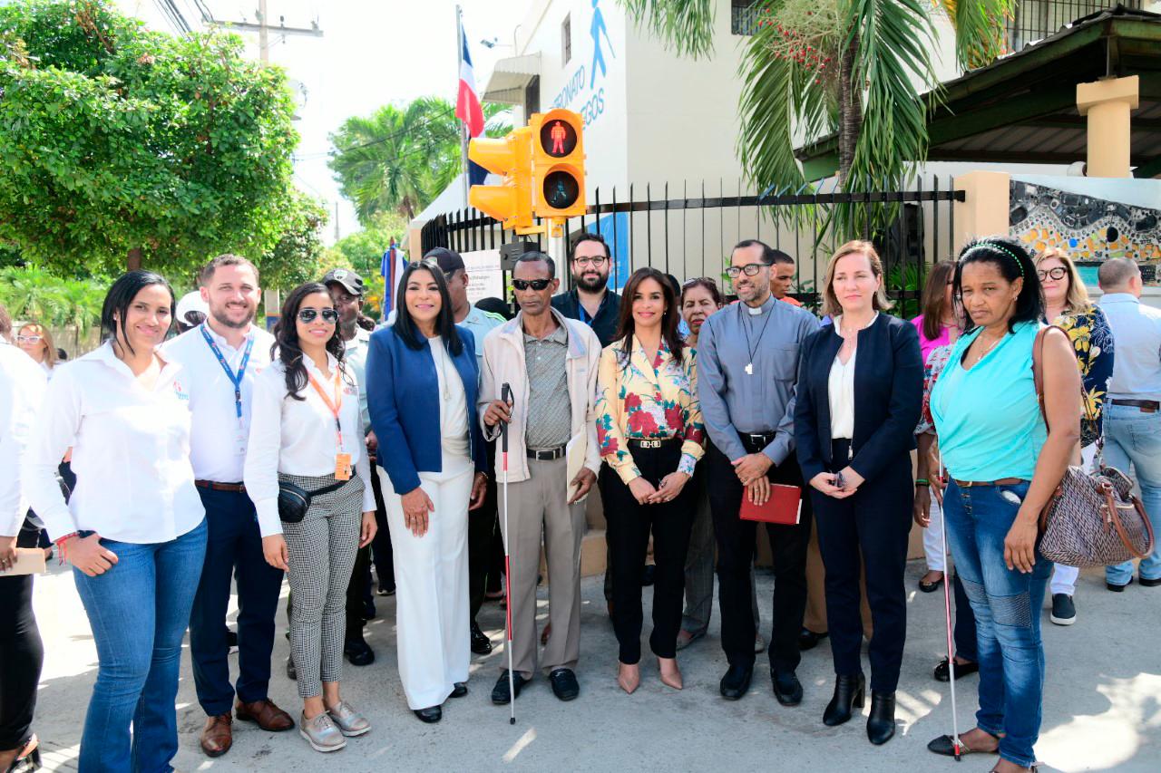 La presidenta del Patronato de Ciegos, Alexandra Ventura de Gómez  (de pantalón blanco), la directora del Intrant, Claudia Franchesca De los Santos y otras personalidades. 