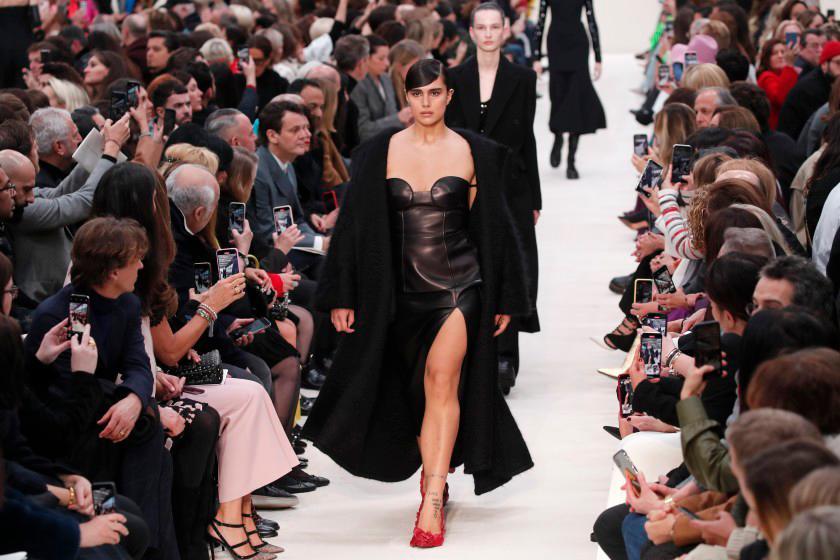La moda parisina vuelve a encontrarse con el público en la pasarela