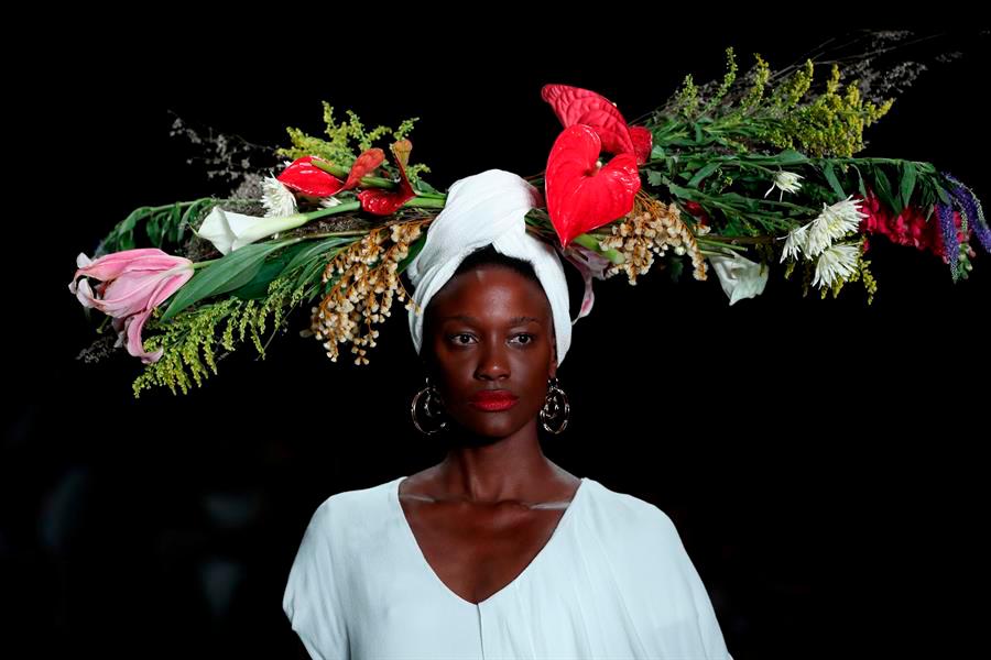 Una modelo desfila con un vestido de la marca Angela Brito durante la Sao Paulo Fashion Week, este miércoles en Sao Paulo (Brasil).