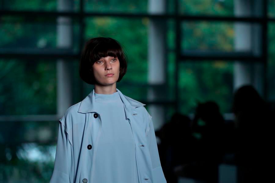 Otra modelo desfila con prendas de la marca Beira durante la Sao Paulo Fashion Week, este miércoles en Sao Paulo (Brasil).