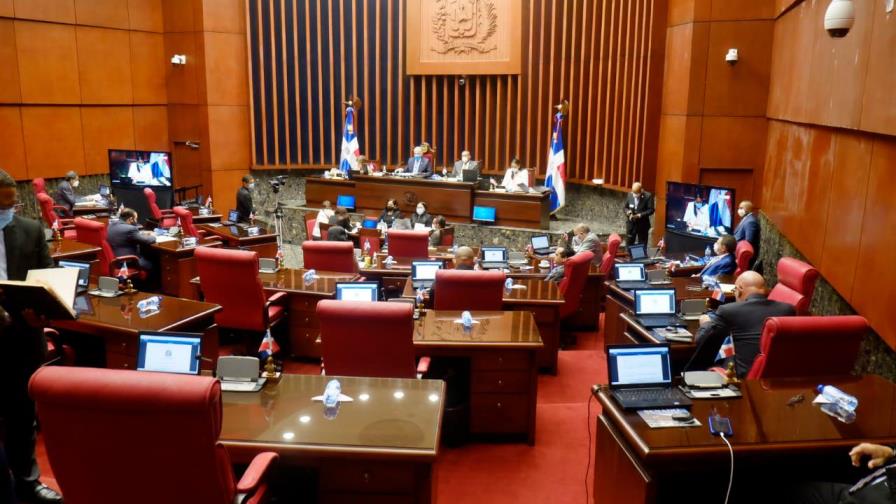 Senado rinde un minuto de silencio en honor a las Hermanas Mirabal, Rufino de la Cruz y Diego Maradona 