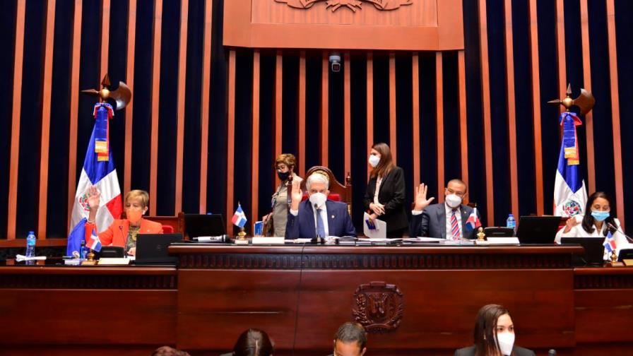 Senado envía a comisión proyecto de ley que busca eliminar pago de reinscripción en colegios