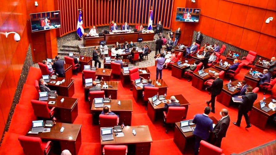 Senadores se siguen quejando de que funcionarios no les toman llamadas  