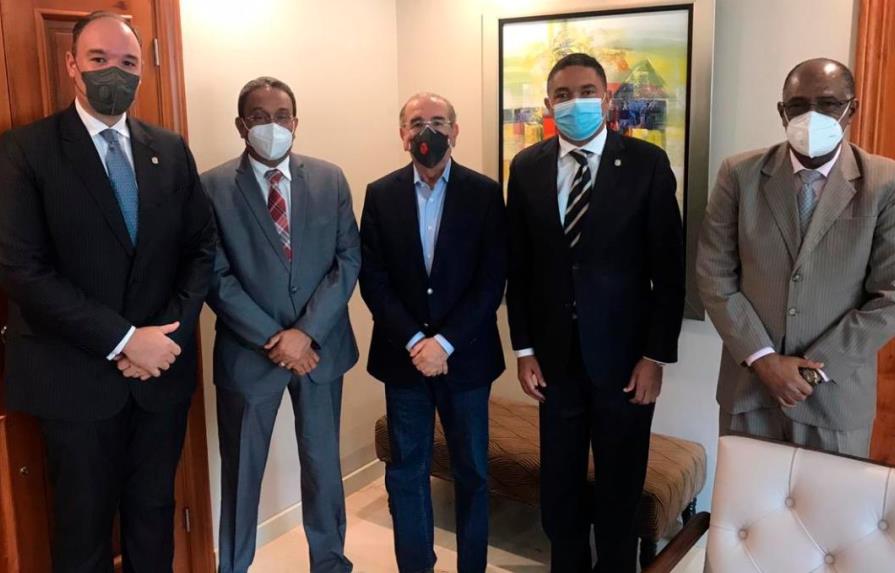 Danilo Medina se reúne con los cuatro senadores del PLD