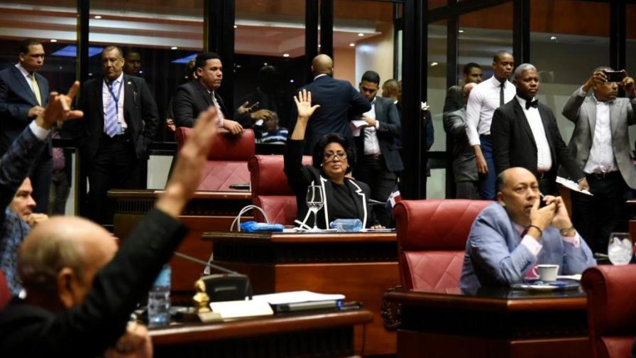 Senado aprueba préstamo de RD$1,200 millones para doble sueldo de ayuntamientos