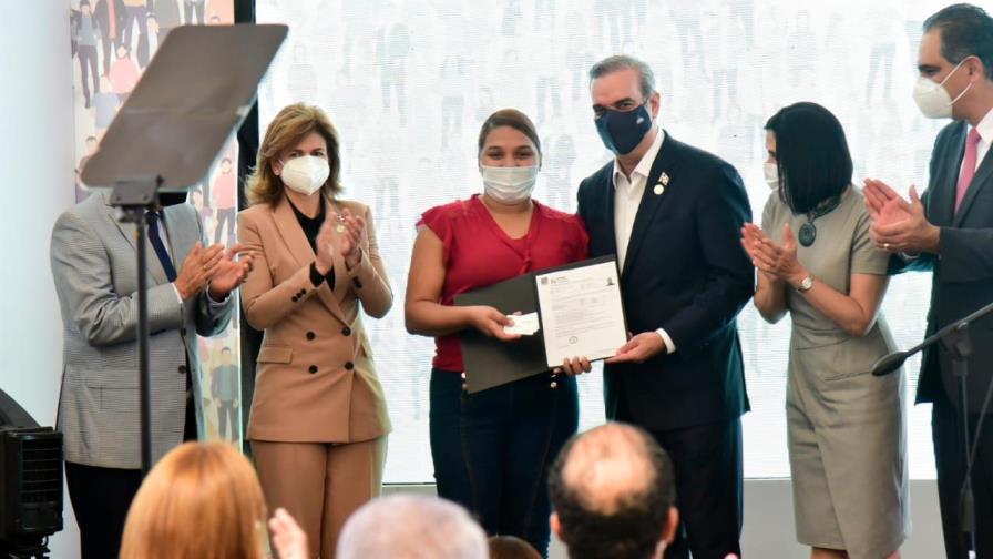 Abinader entrega acreditación a afiliada número dos millones del Senasa