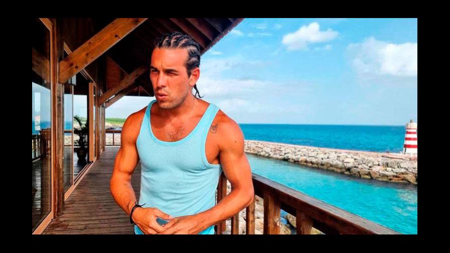 El nuevo look de Mario Casas en sus vacaciones familiares en República Dominicana