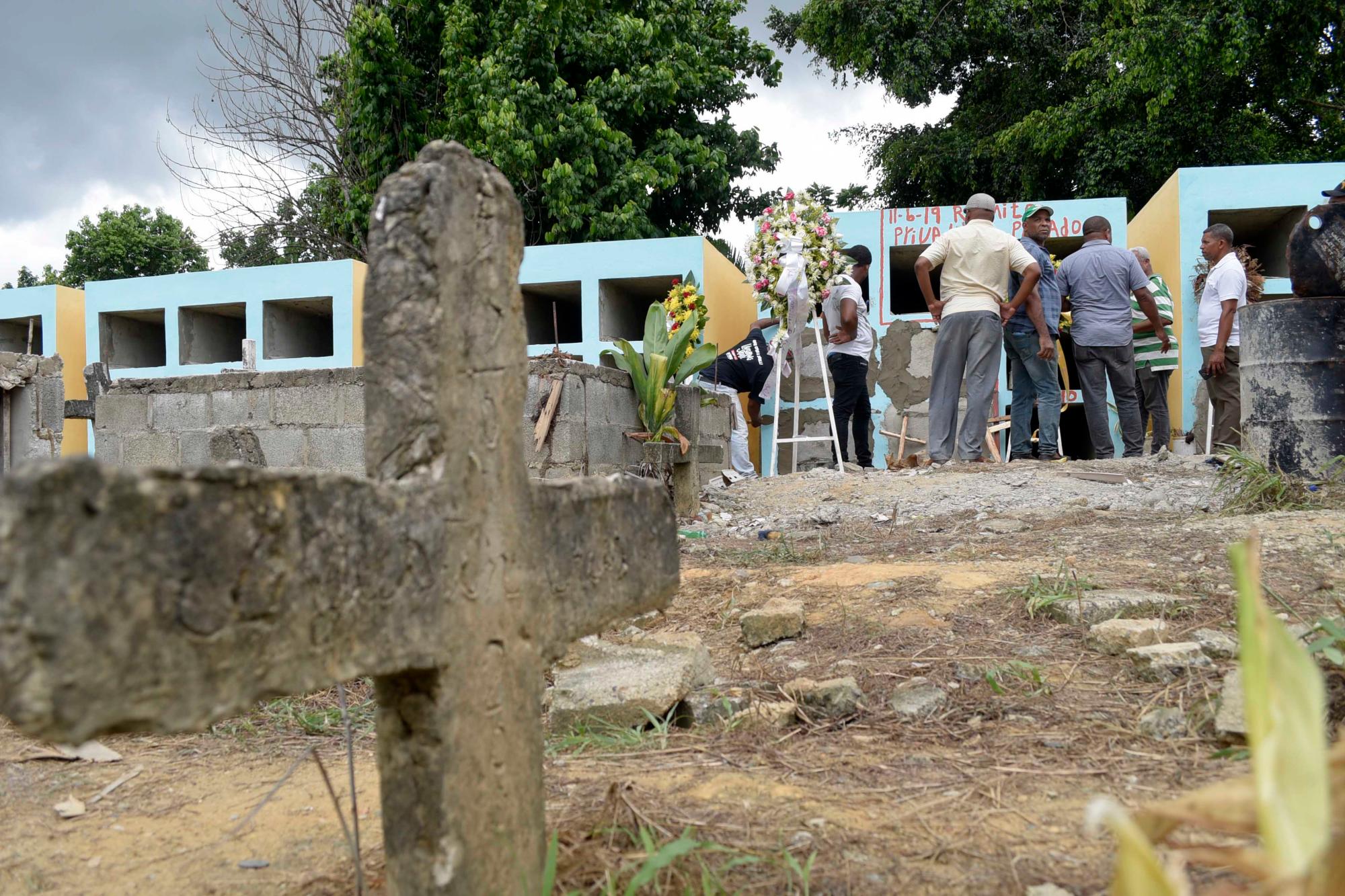 Sepelio de las cuatro personas. 
