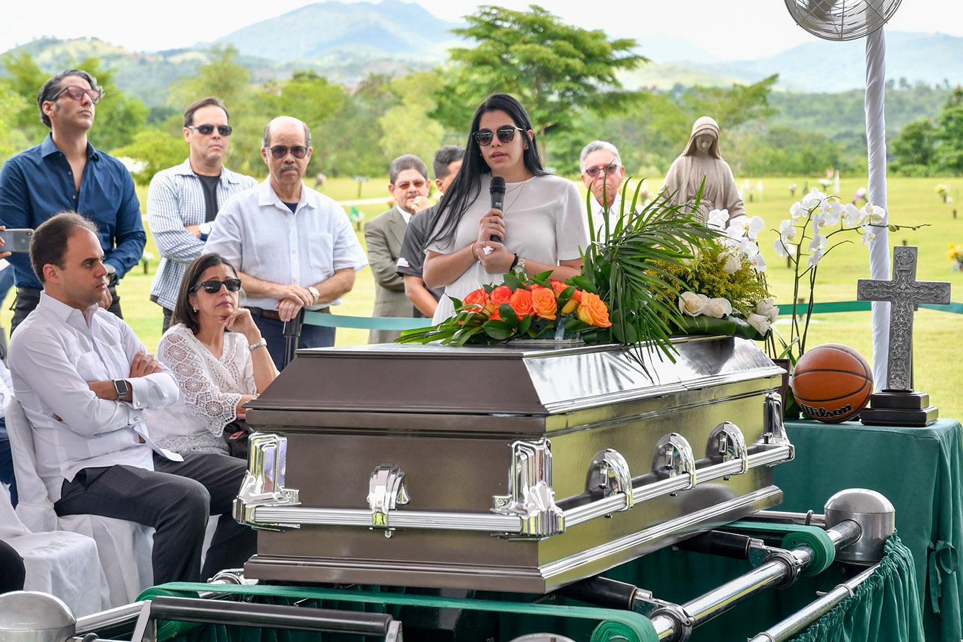 Laura Prats Morey, hija de Franchy Prats durante sus palabras en el sepelio del exselección nacional de baloncesto al mediodía del miércoles 21 de agosto de 2019 en el cementerio Puerta del Cielo.