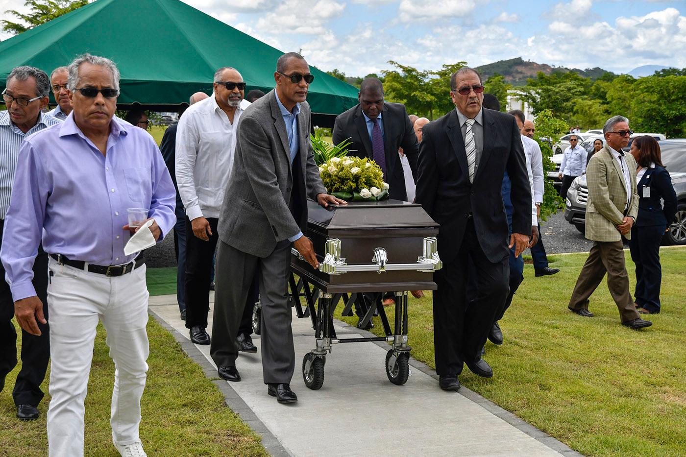 Felipe Payano y Sergio Taveras, al frente, y Jorge Suncar y Soterio Ramírez, detrás, dirigen el féretro del fenecido Franchy Prats durante el sepelio del exselección nacional de baloncesto al mediodía del miércoles 21 de agosto de 2019 en el cementerio Puerta del Cielo.