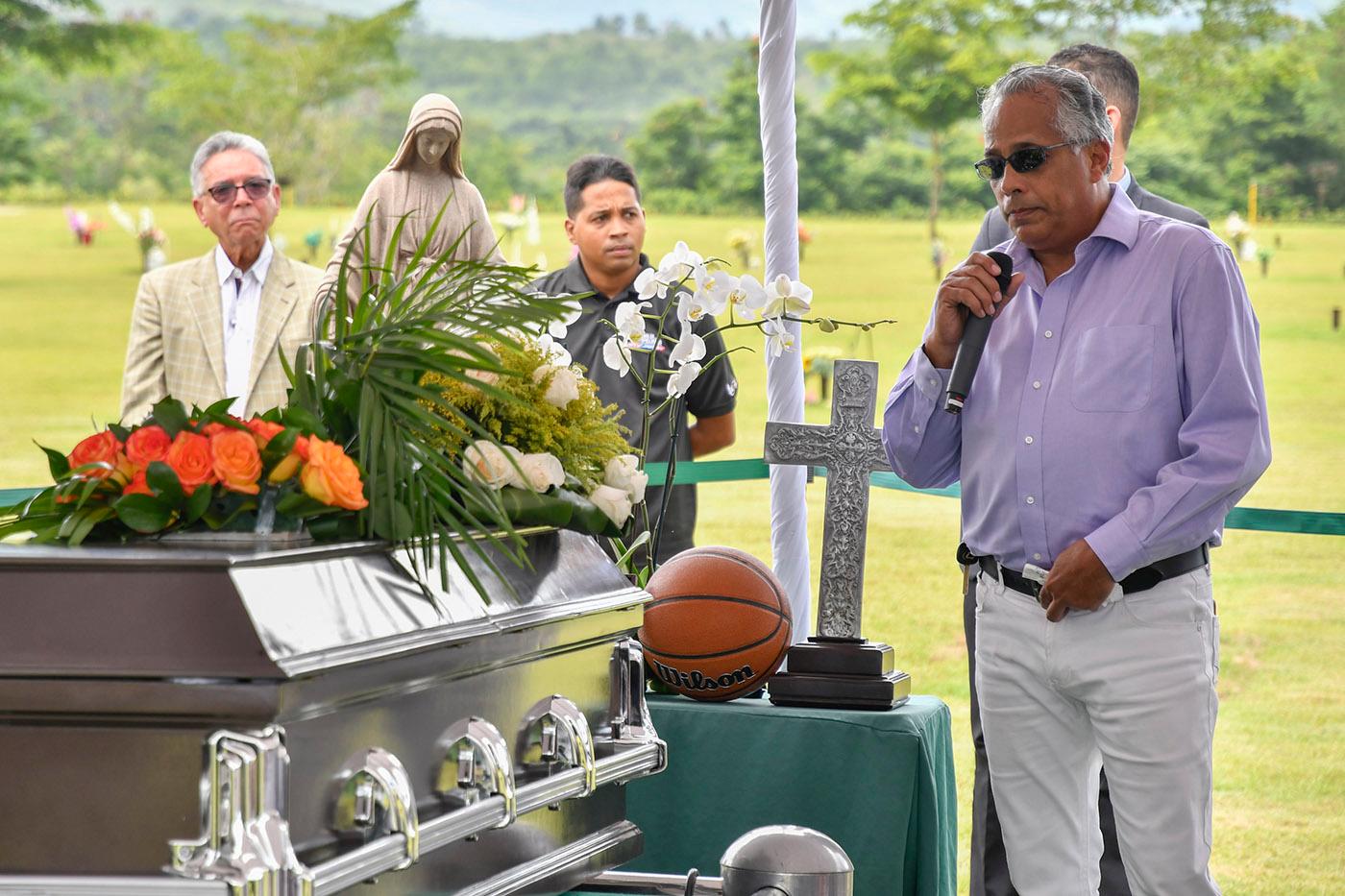 Leo López, amigo y compadre de Franchy Prats se dirige a los presentes en el sepelio del exselección nacional de baloncesto al mediodía del miércoles 21 de agosto de 2019 en el cementerio Puerta del Cielo.