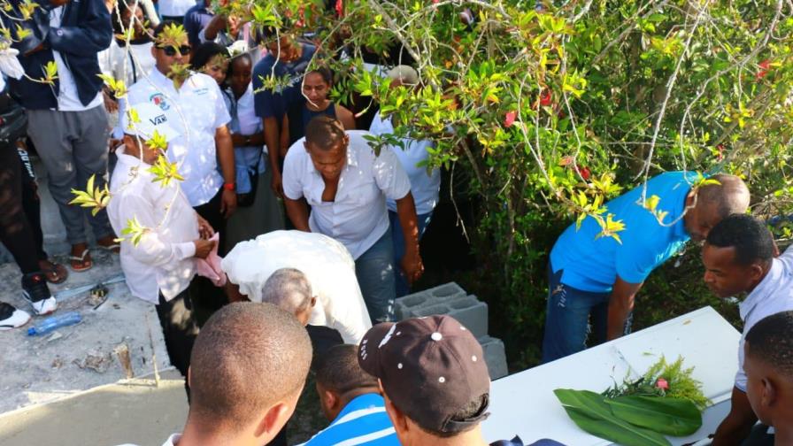 Sepultan restos de madre e hija encontradas quemadas en Hato Mayor Sepultan restos de madre e hija encontradas quemadas en Hato Mayor