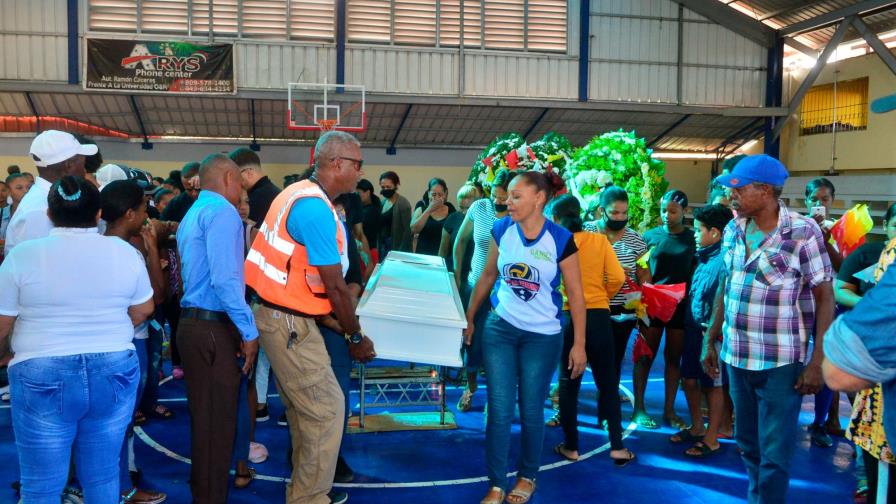 Sepultan niña de ocho años muerta durante tiroteo en Moca