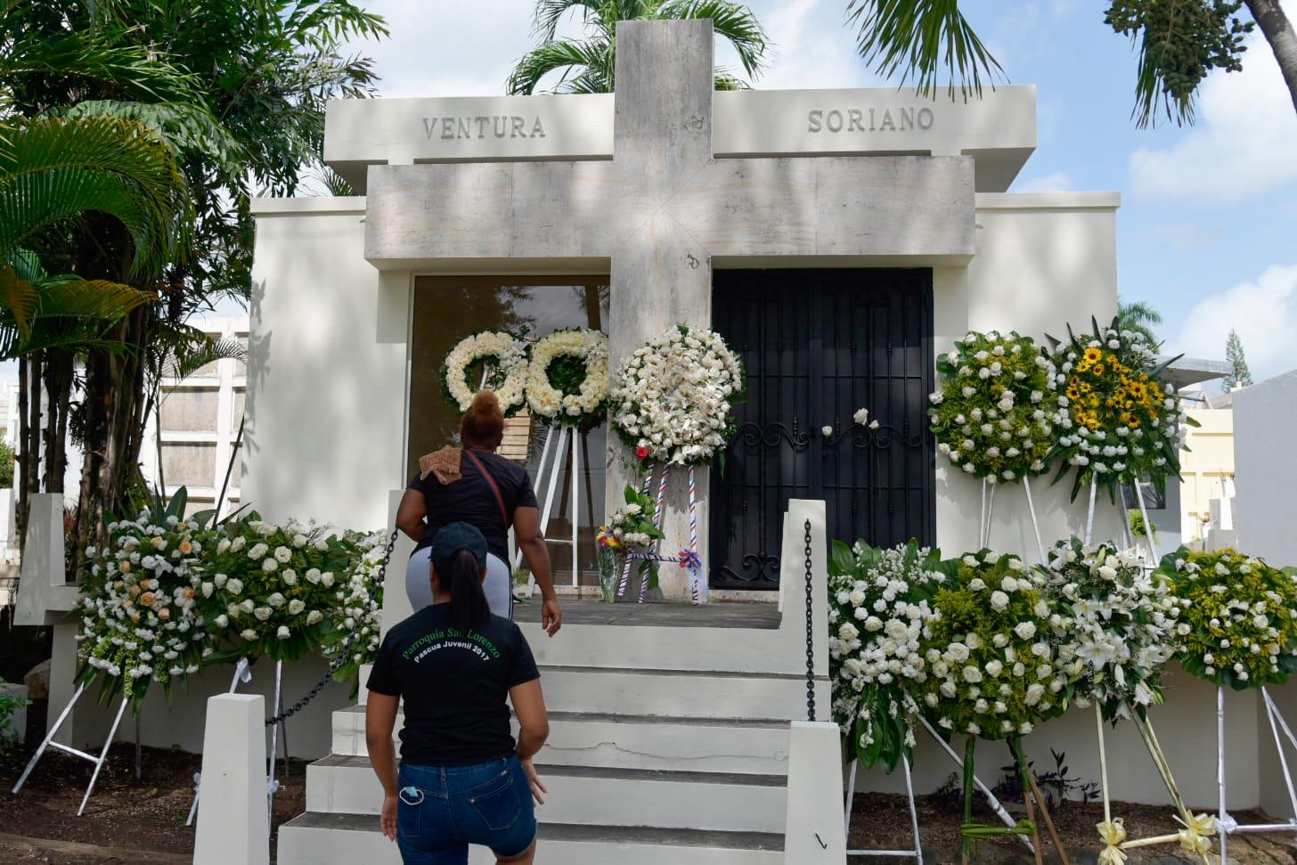 El panteón donde descansan los restos de Juan de Dios Ventura está este domingo adornado de arreglos de rosas blancas y velones.