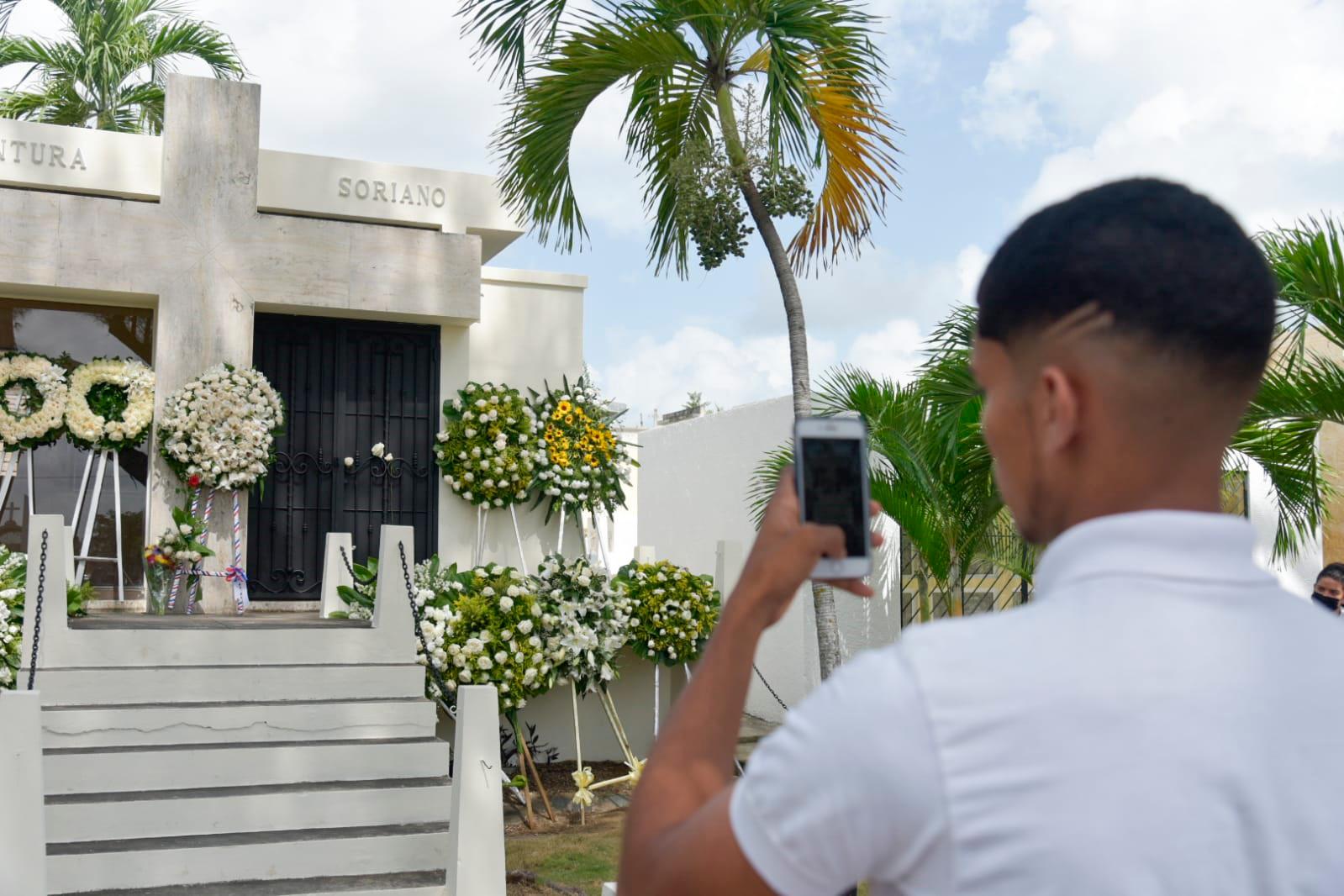 Un joven toma una imagen desde un celular de la última morada del Caballo Mayor.