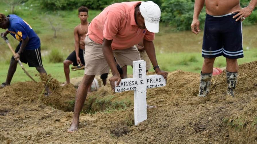 Desgarrados, familiares sepultan madre e hijo que murieron aplastados por una pared