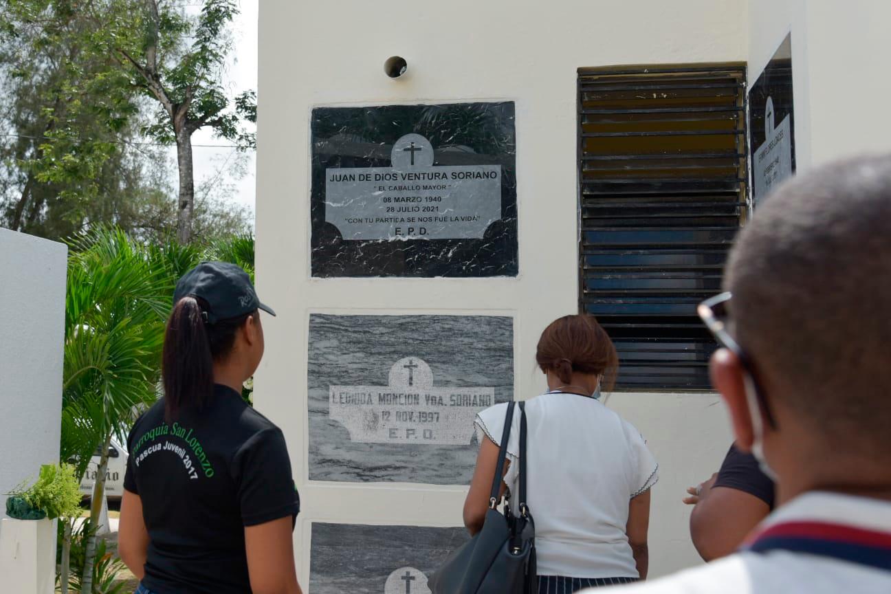 Las personas que se acercaron para ver la sepultura de Johnny Ventura.