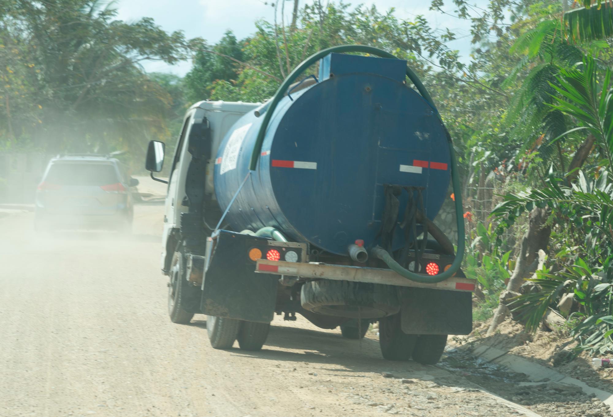 El gobierno auxilia con camiones, pero no es suficiente.