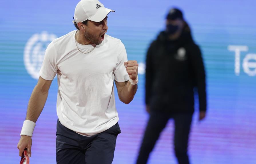 Djokovic cae contra Karatsev y se queda sin título ante su público