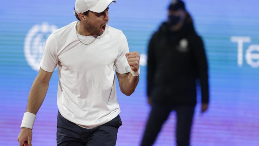 Djokovic cae contra Karatsev y se queda sin título ante su público