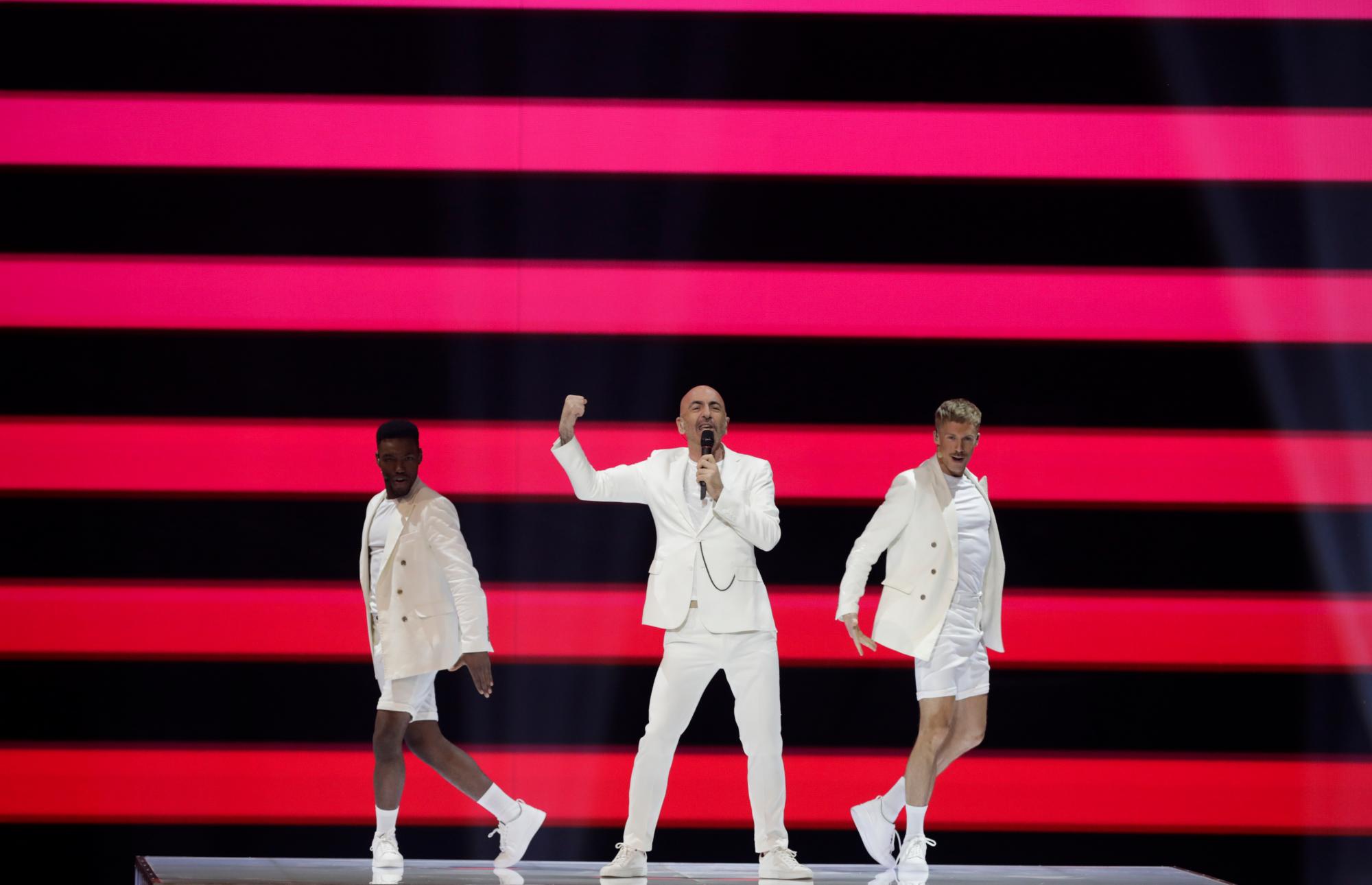 Serhat, de San Marino, canta en la primera semifinal de la competencia de canto Eurovisión, en Tel Aviv, Israel.