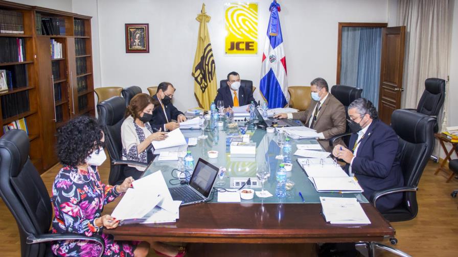 La JCE suspende a cinco personas responsables del voto en Estados Unidos La JCE suspende a cinco personas responsables del voto en Estados Unidos