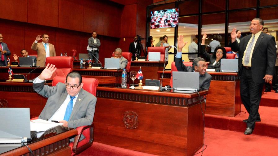 Senadores  aprueban proyecto castiga feminicidios con 40 años de prisión