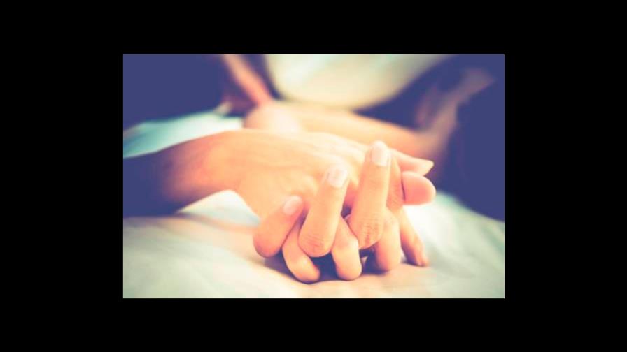 Ella quiere que él             “acabe rápido” el sexo...