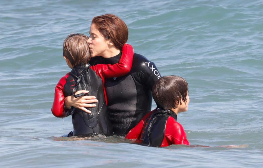 La faceta de Shakira como madre; enseña a sus hijos a surfear