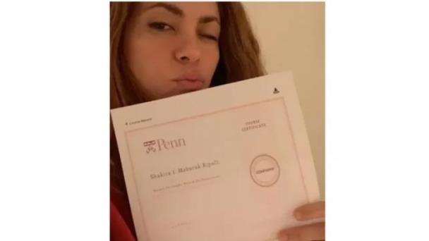 Shakira aprovecha la cuarentena y se gradúa en filosofía antigua