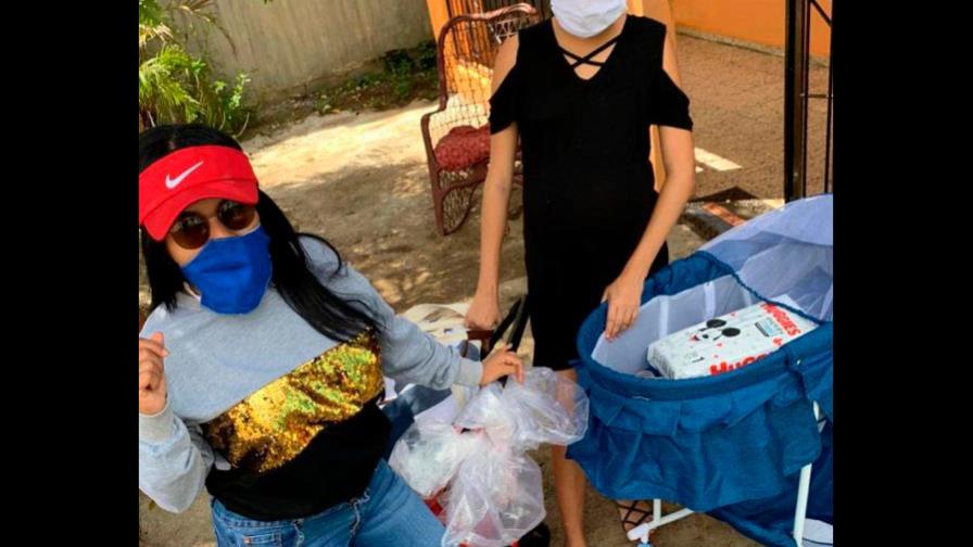 Presentadora La Shanty TV entrega artículos de bebé a joven embarazada que trabaja en la calle