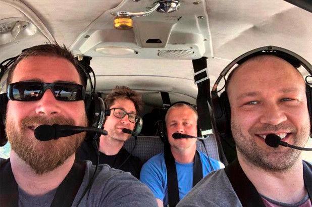 Mueren cuatro amigos al estrellarse avioneta poco después de tomarse  selfi