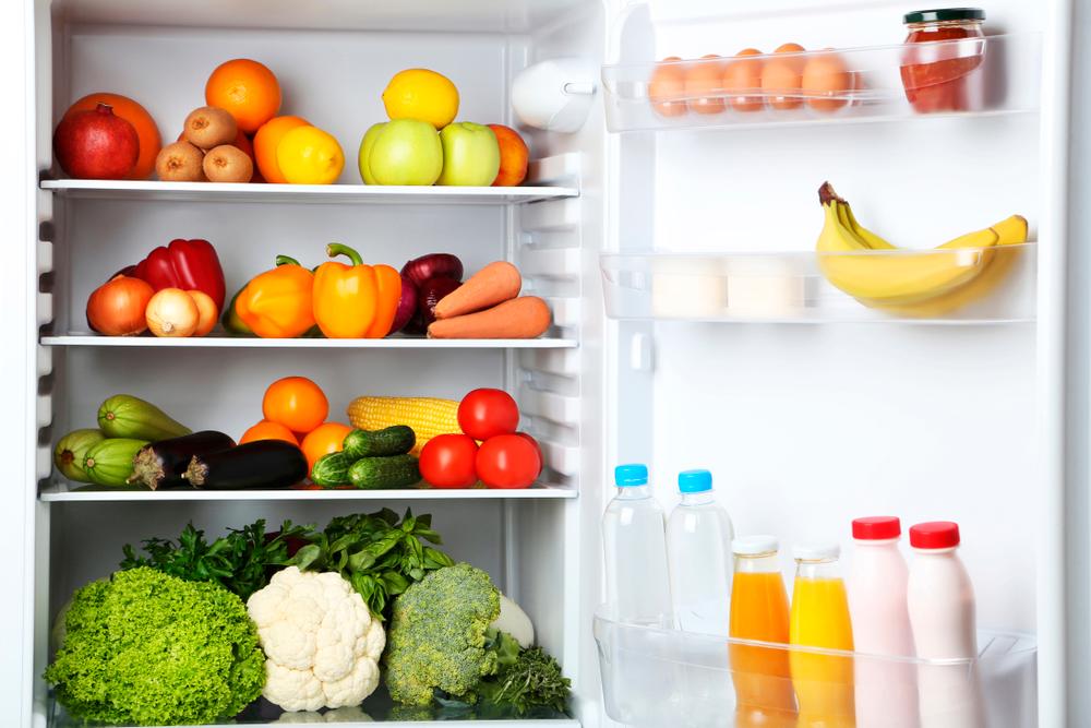 There are bananas in the fridge. Холодильник для овощей открытый. Бананы нельзя хранить в холодильнике. Хранение бананов в холодильнике фото. Холодильник Bosch Full NOFROST Vegetable and Fruits.