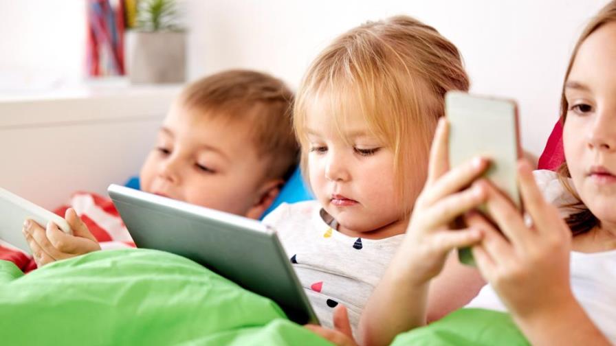No debes calmar a los niños con las pantallas y la tecnología