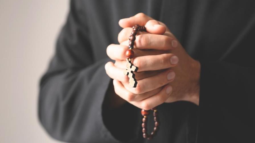 Vaticano investiga a exarzobispo chileno por presunto abuso sexual a menor