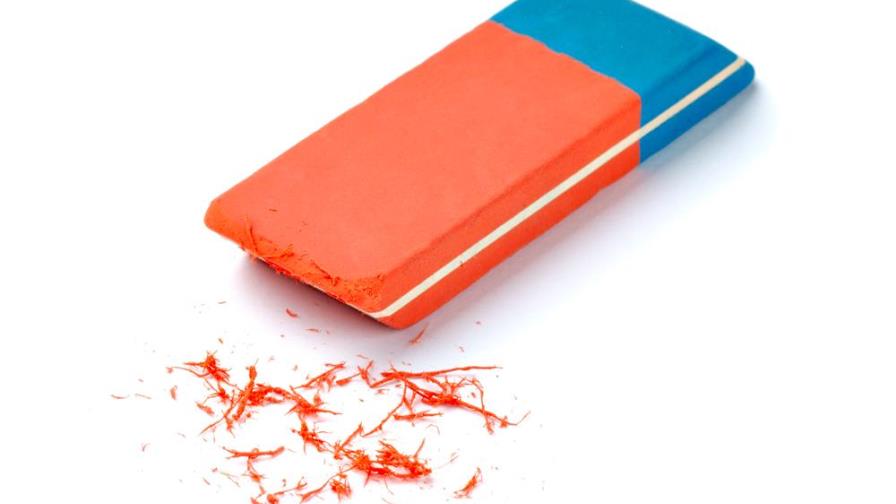 ¡La parte azul de la goma de borrar no es para la tinta!