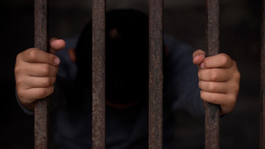 Detienen a niño de Florida de 14 años por amenazas de tiroteo vía Zoom