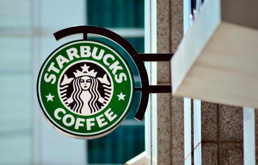 Un empleado de Starbucks demandó a sus jefes por no defenderlo en un caso de racismo