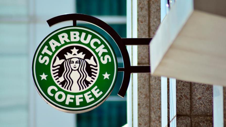 Un empleado de Starbucks demandó a sus jefes por no defenderlo en un caso de racismo