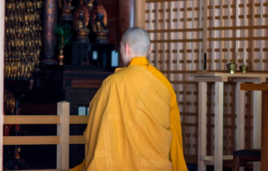 El monje budista apasionado por el maquillaje