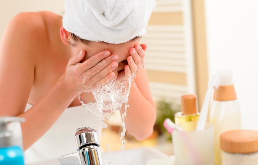 Qué cambia al lavarte la cara con agua fría y con agua caliente