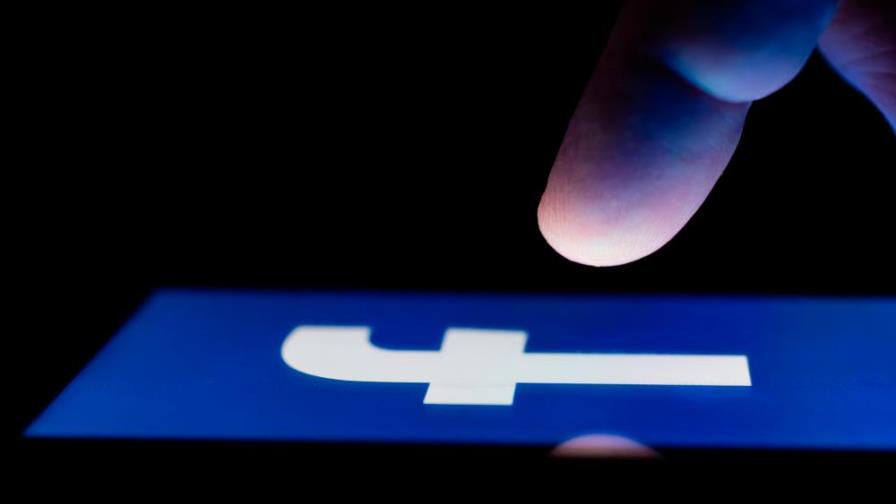 Ya se puede acceder al nuevo diseño de Facebook con modo oscuro