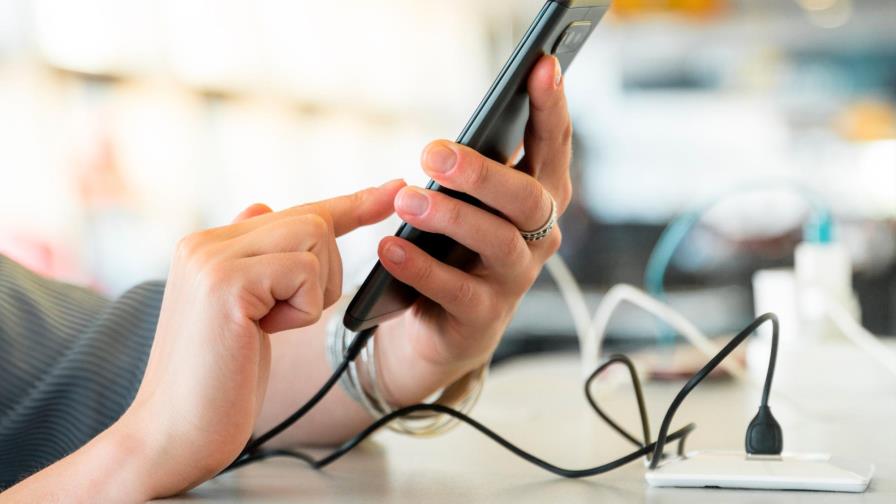 ¿Es peligroso usar el celular mientras se está cargando? 