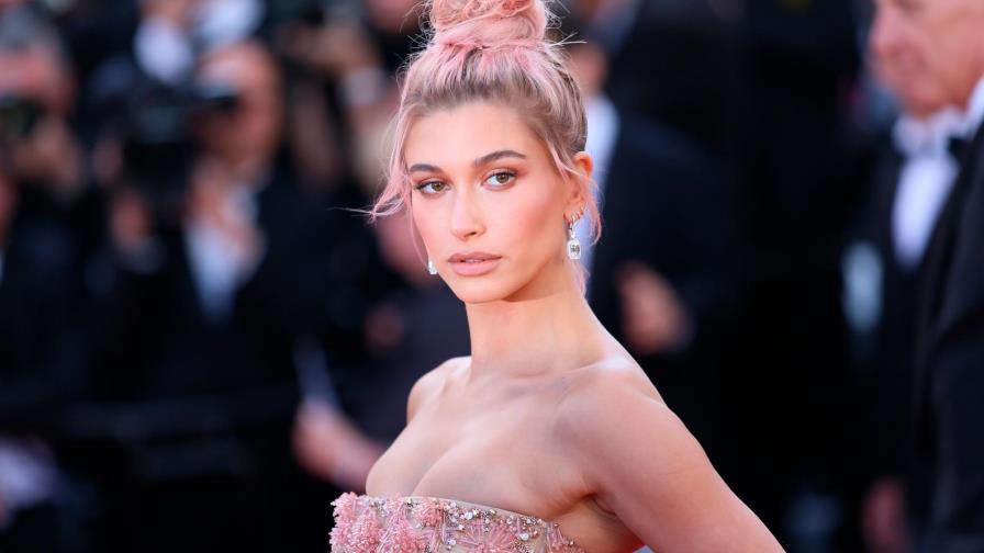 Hailey Baldwin deja sin aliento a sus fanáticos con un mini vestido